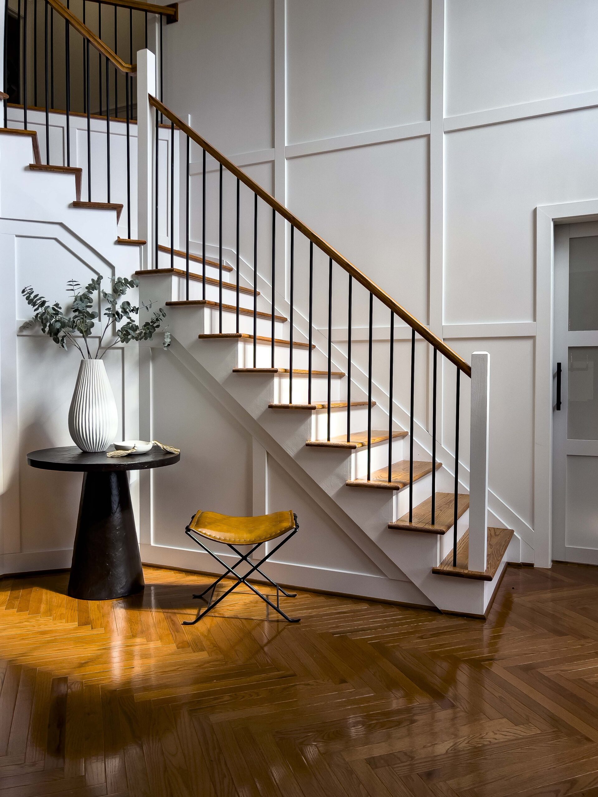 tall foyer with white molding and round table vingette